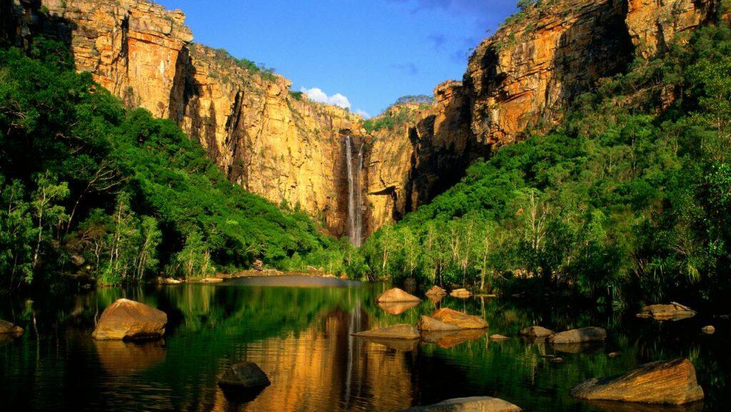 Скалы и водопад в национальном парке Kakadu
