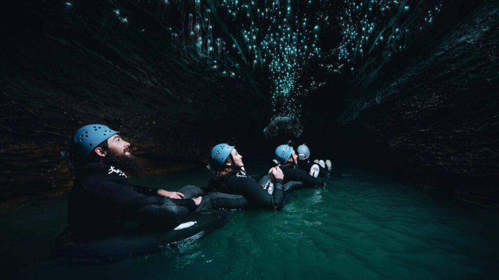Сплав по черной реке - бездне в пещерах Вайтомо