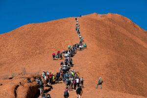 Туристы поднимаются на скалу